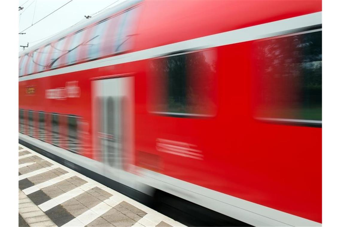 In einem abgestellten Zug in Köln ist ein „möglicher Sprengsatz“ entdeckt worden. (Symbolbild). Foto: Patrick Pleul/dpa-Zentralbild/dpa