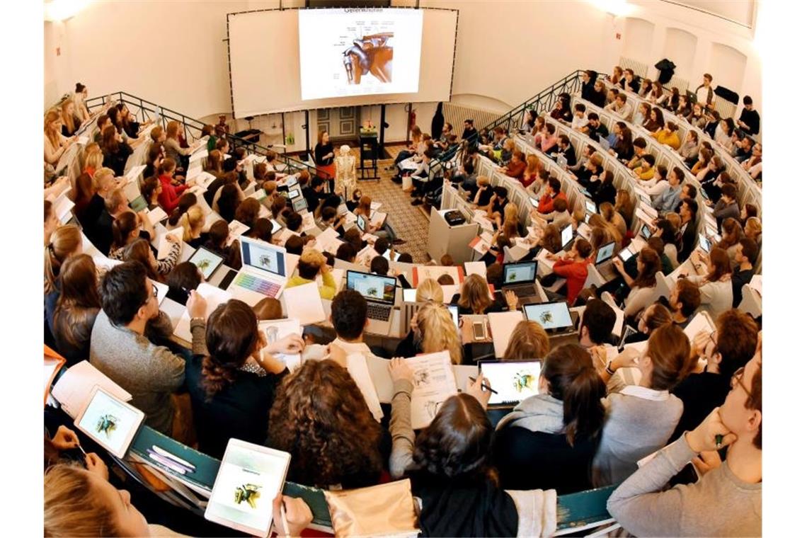 In einem Anatomie-Hörsaal verfolgen Medizin- und Zahnmedizinstudenten die Vorlesung. Foto: Waltraud Grubitzsch/Archivbild