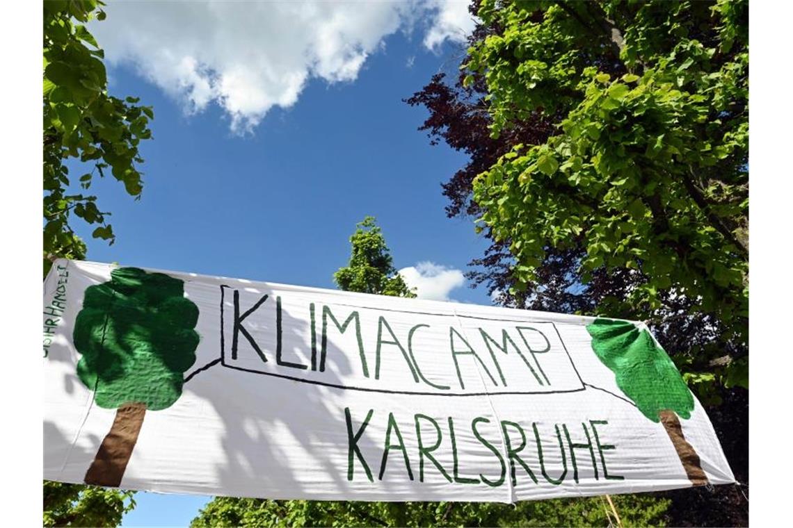 Auch Karlsruhe hat ein Klimacamp In einem aufgebauten Protestcamp hängt ein Banner mit der Aufschrift „Klimacamp Karlsruhe“. Foto: Uli Deck/dpa