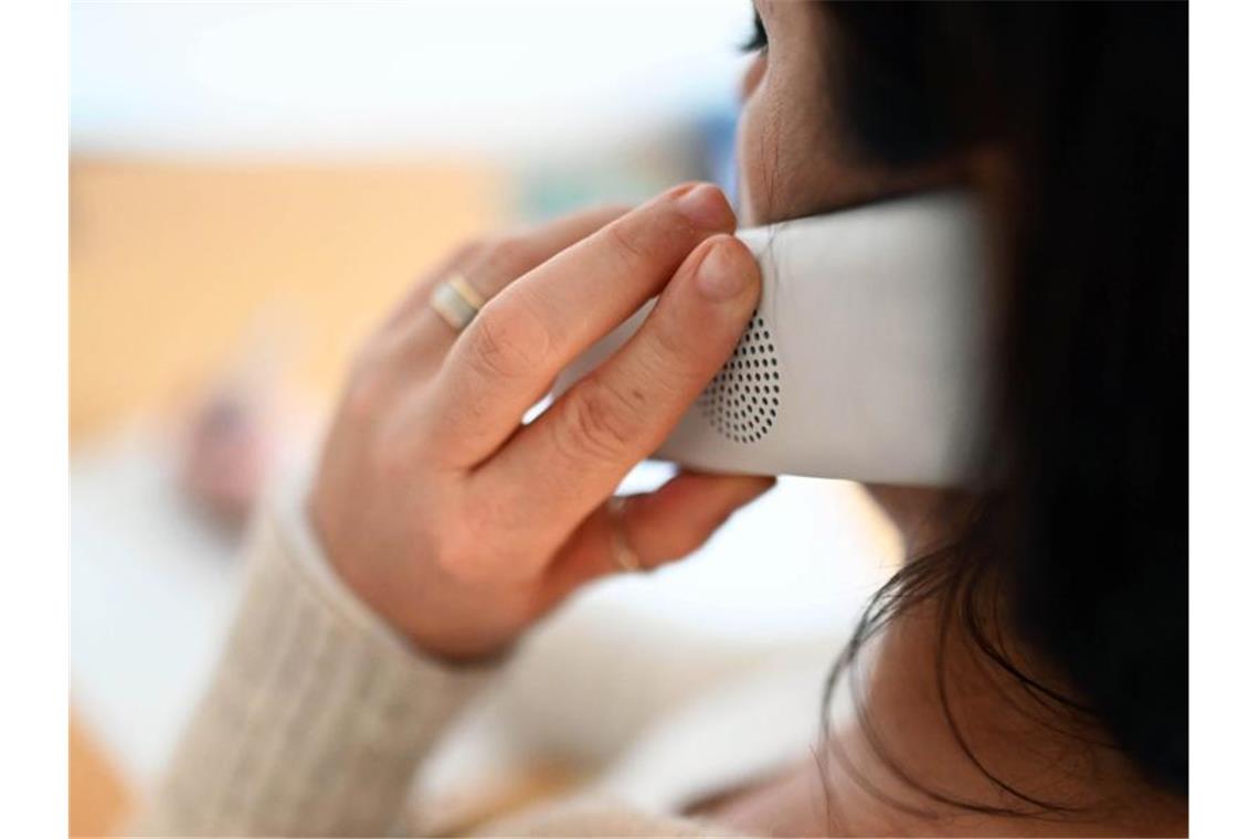 Karlsruher Krisentelefon für „Tatgeneigte“ Beratung gefragt In einem Büro des Opferschutzvereins Bios findet ein telefonisches Beratungsgespräch statt. Foto: Uli Deck/dpa/Archivbild