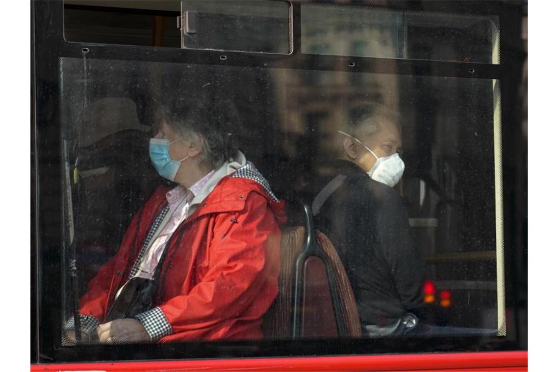 Britische Regierung schließt erneuten Corona-Lockdown aus In einem Bus in London tragen Passanten eine Maske. Einen Lockdown soll es nicht mehr geben. Foto: Alberto Pezzali/AP/dpa