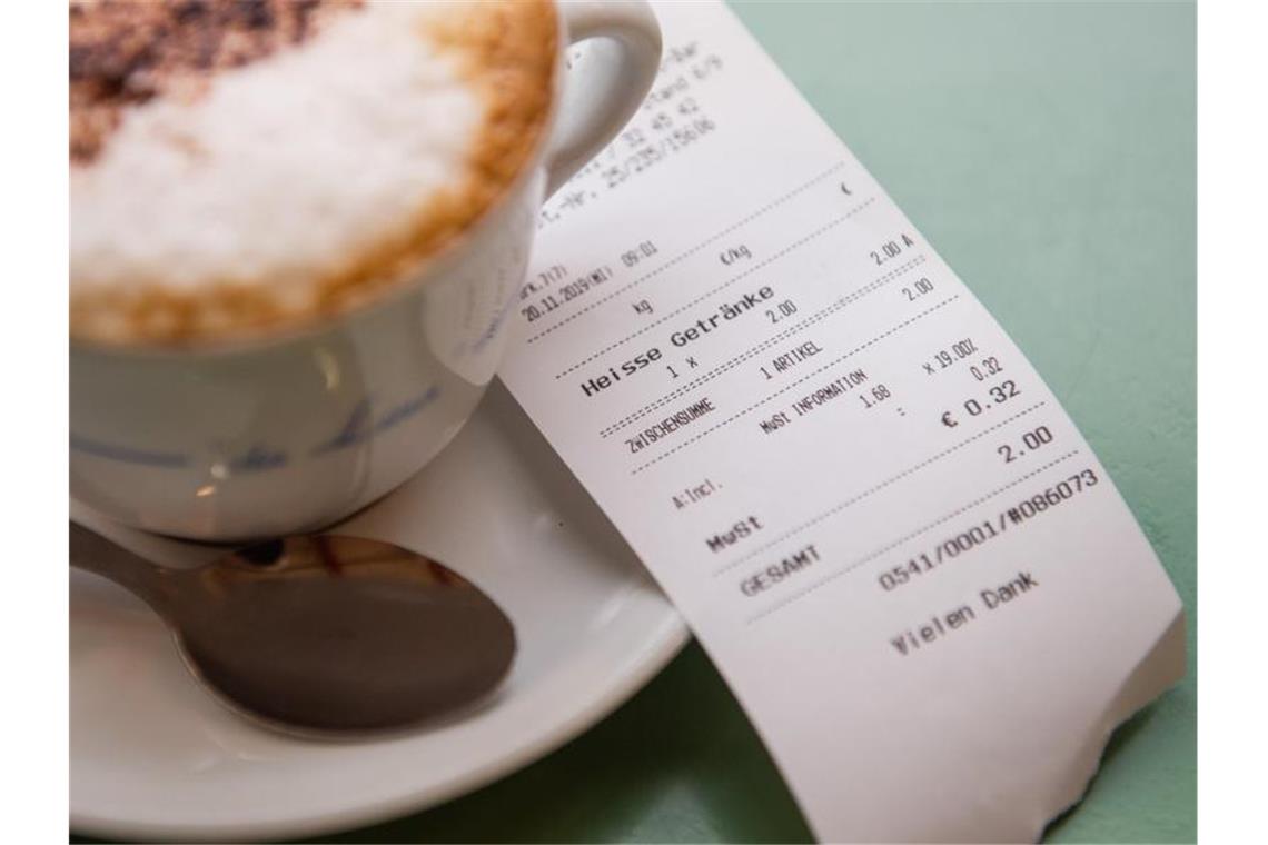 Verbraucher bei Bonpflicht uneinig: Knappe Mehrheit dagegen In einem Café liegt neben einer Tasse eine Quittung. Foto: Lucas Bäuml/dpa/Archiv