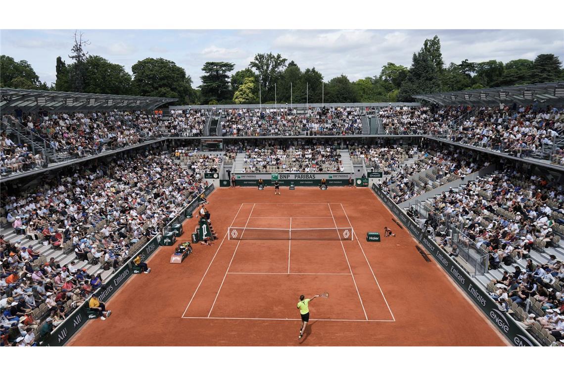 Schwacher Start, dann Steigerung: Zverev in Runde drei In einem der schönsten Stadien zog Alexander Zverev in Runde drei ein.