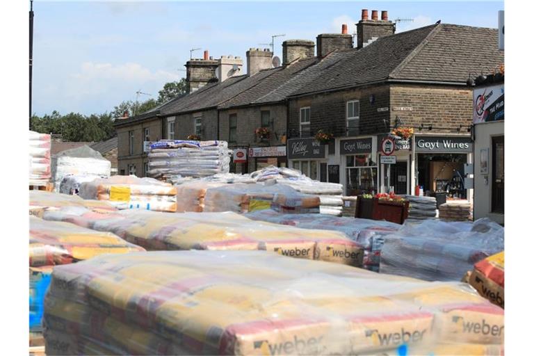 In einem dramatischen Wettlauf gegen die Zeit versuchen Helfer in dem Städtchen Whaley Bridge in Nordengland, einen drohenden Dammbruch zu verhindern. Foto: Peter Byrne/PA Wire