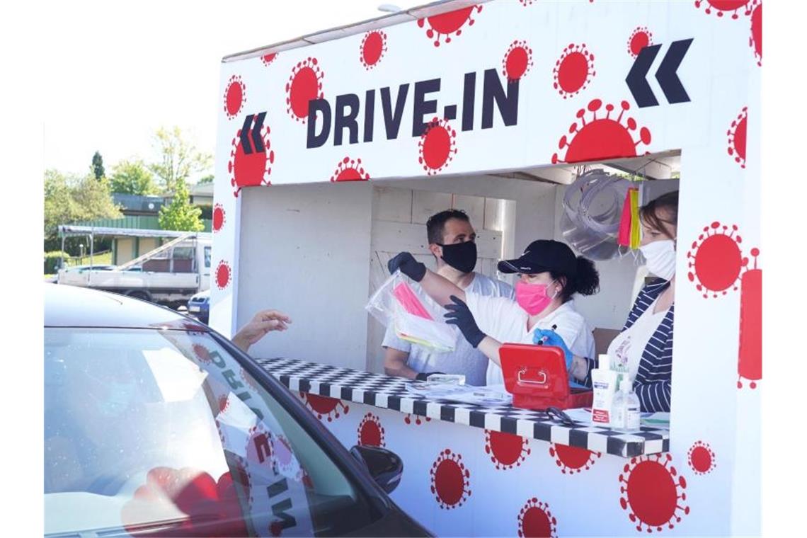 Lange Autoschlange beim Ludwigsburger „Masken-Drive-In“ In einem Drive-In in Ludwigsburg werden Mundschutz-Masken an Autofahrer verkauft. Foto: Andreas Rosar/dpa