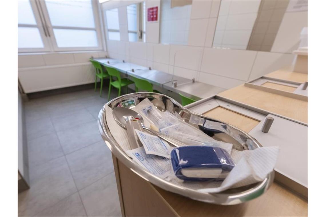 Mehr als 100 Abhängige nutzen bislang Drogenkonsumraum In einem Drogenkonsumraum liegen Utensilien intravenösen Drogenkonsum. Foto: Uli Deck/dpa/Archivbild