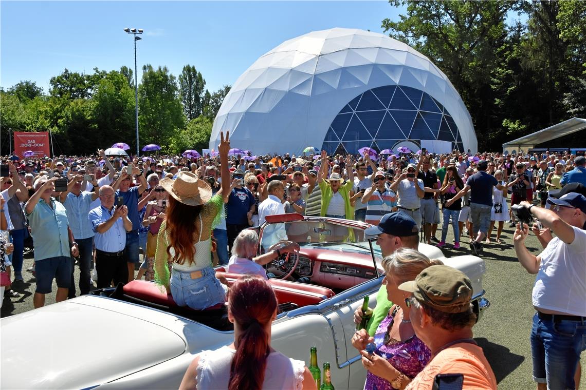 In einem edlen Gefährt mit offenem Verdeck präsentiert sich Andrea Berg ihren Fans. Am Steuer sitzt Uli Ferber. Fotos: Tobias Sellmaier