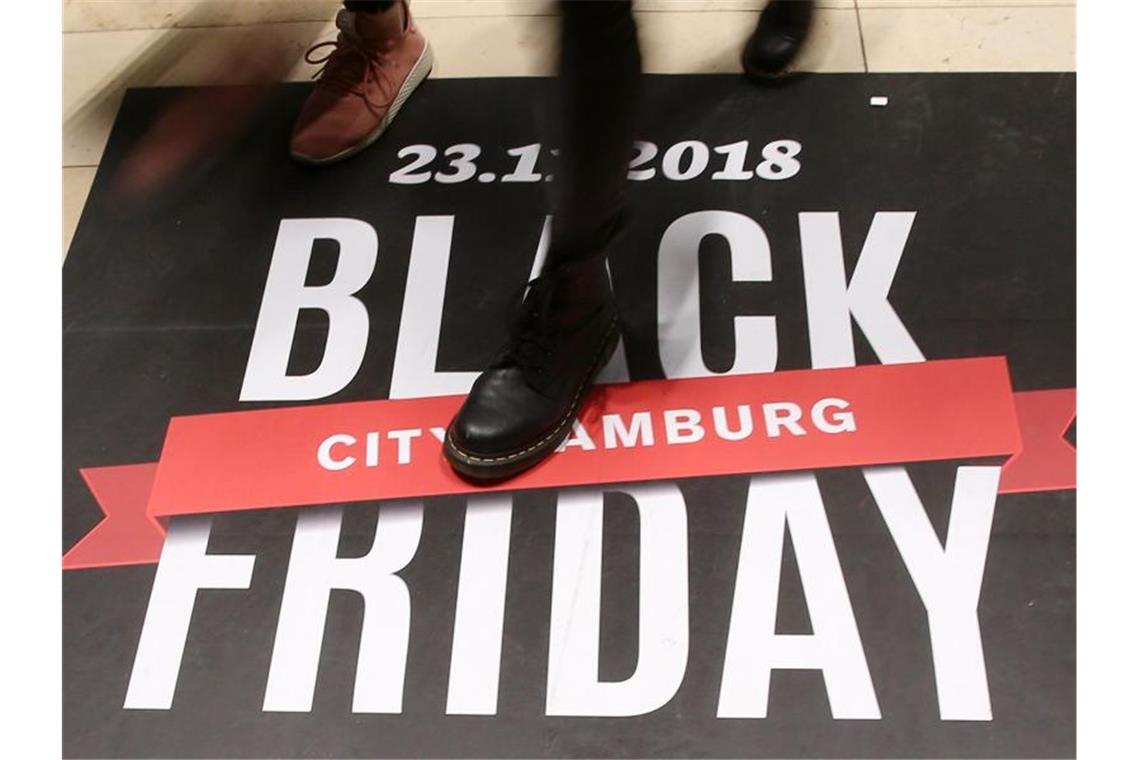 In einem Einkaufszentrum in Hamburg wird für den Rabatt-Tag "Black Friday" geworben. Foto: Bodo Marks