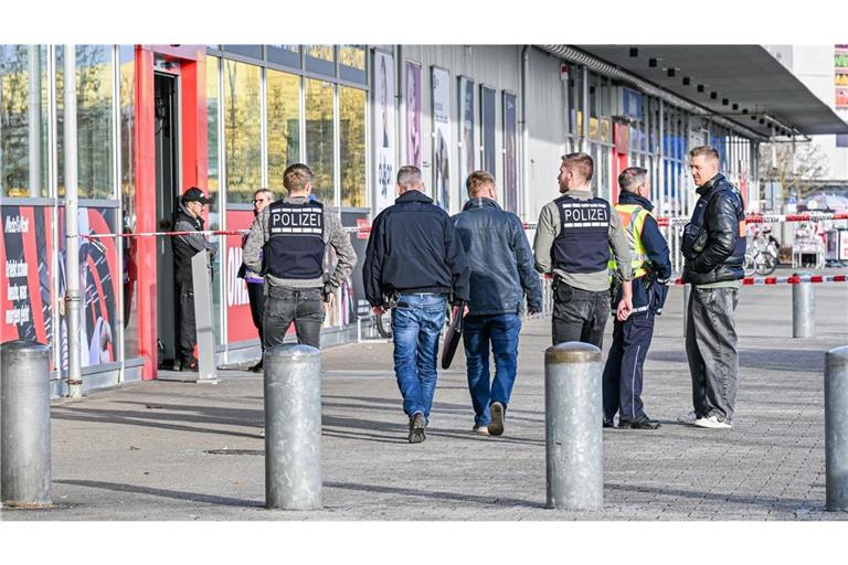 In einem Einkaufszentrum in Ulm ist es zu einem Messerangriff gekommen.