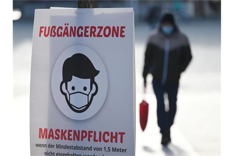 In einem früheren Entwurf waren nächtliche Ausgangsbeschränkungen ab 21 Uhr vorgesehen. Vor allem dieser Punkt hatte in der Opposition für massive Kritik gesorgt. Foto: Marijan Murat/dpa