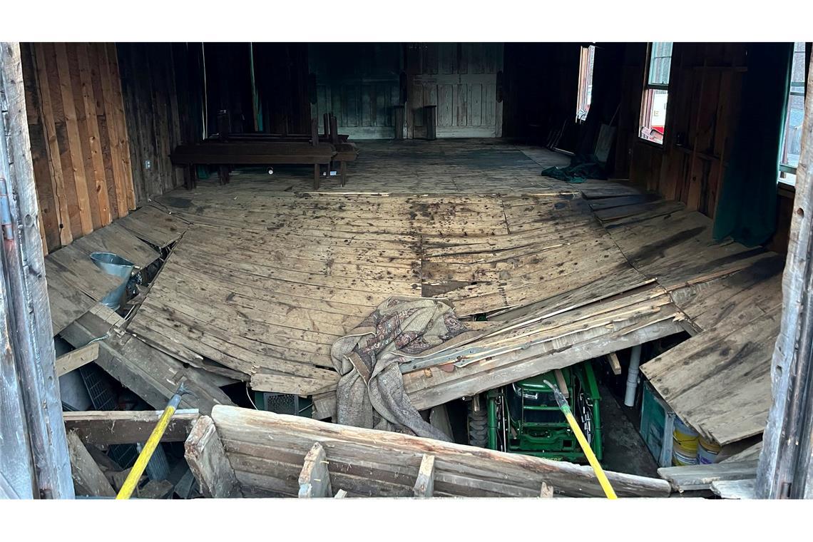 In einem Gebäude in ländlicher Natur sollte die Trauung stattfinden - Überfüllung könnte die Ursache für den Einbruch des Holzfußbodens sein.