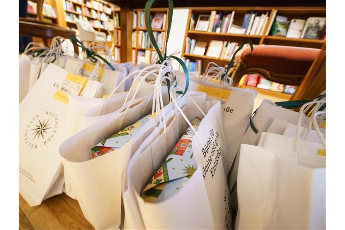 In einem Geschäft in Frankfurt stehen Tüten Büchern zum Abholen bereit. Foto: Frank Rumpenhorst/dpa