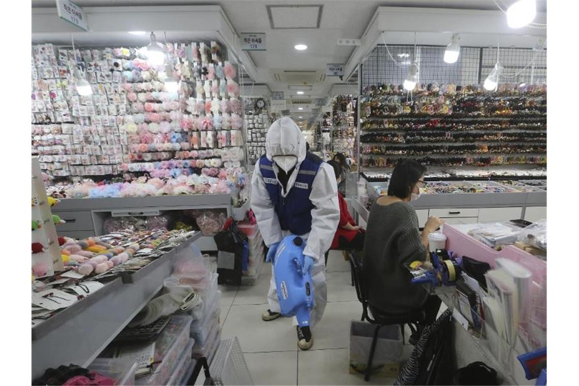 Coronavirus: Entwarnung für Deutsche auf Schiff In einem Geschäft in Seoul wird ein Desinfektionsmittel versprüht. Foto: Ahn Young-Joon/AP/dpa