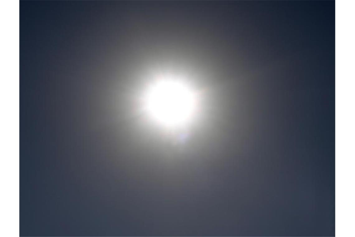 Polizei befreit Zweijährigen aus überhitztem Auto In einem geschlossenen Auto steigen die Temperatuen ohne Klimaanlage bei Sonnenschein in wenigen Minuten rapide an. Foto: Peer Grimm
