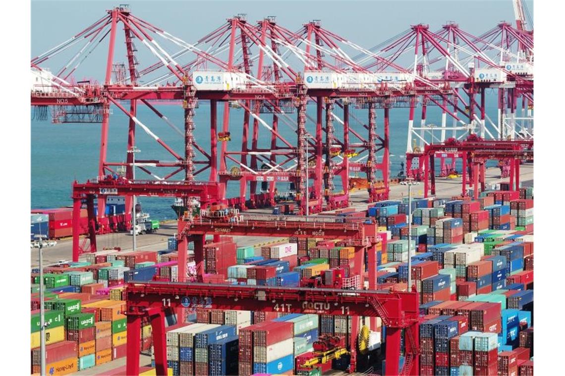 In einem Hafen stehen Container und Containerbrücken (Archiv). Foto: Yu Fangping/SIPA Asia via ZUMA Wire