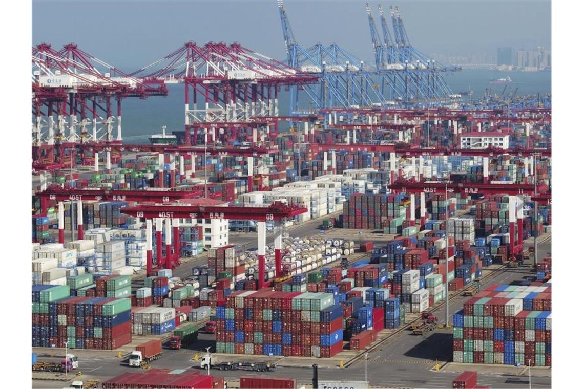 Handelskrieg mit USA lässt Chinas Außenhandel einbrechen In einem Hafen stehen Container und Containerbrücken. Der Handelskrieg mit den USA setzt Chinas Wirtschaft kräftig zu. Foto: AP