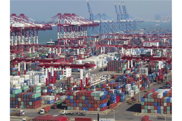 In einem Hafen stehen Container und Containerbrücken. Der Handelskrieg mit den USA setzt Chinas Wirtschaft kräftig zu. Foto: AP