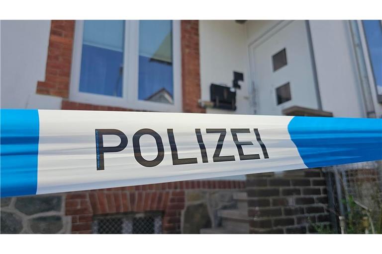 In einem Haus im Ortsteil Steinbergen in Rinteln fand eine Tochter die leblosen Körper ihrer Mutter und deren Lebensgefährten.