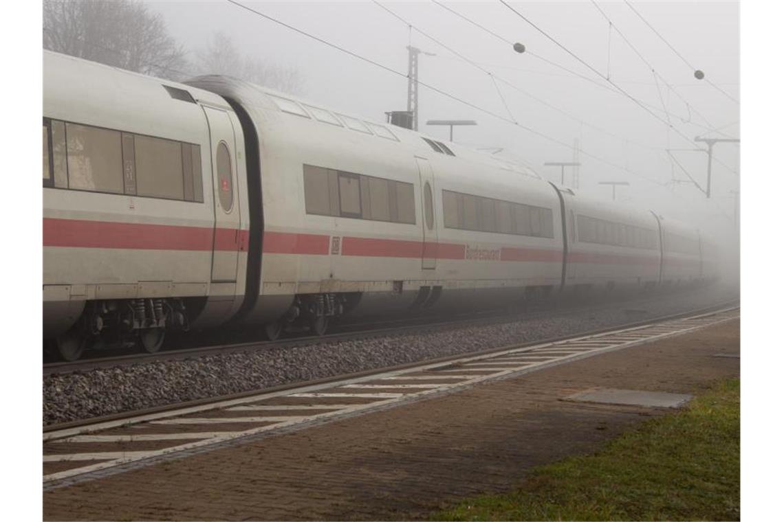 In einem ICE zwischen Regensburg und Nürnberg hat es am Samstag eine Messerattacke gegeben. Foto: ---/vifogra/dpa