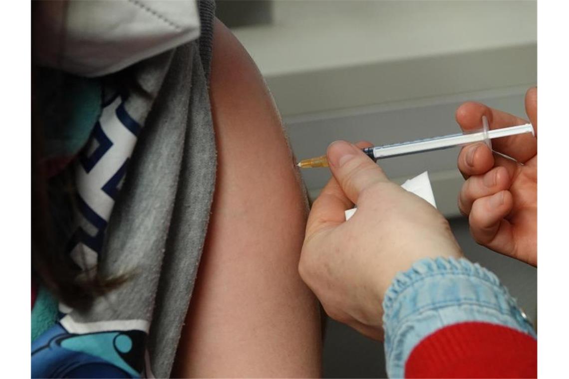 In einem Impfzentrum in Olpe haben Kindern den falschen Impfstoff gegen das Coronavirus bekommen. Foto: Mona Wenisch/dpa