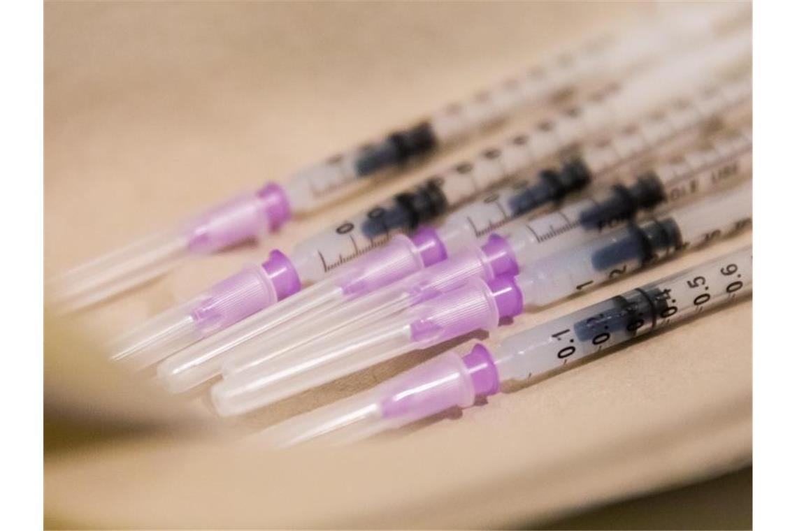 Kinder bekamen Moderna: Anzeige wegen Körperverletzung In einem Impfzentrum in Olpe haben Kindern den falschen Impfstoff gegen das Coronavirus bekommen. Foto: Christoph Soeder/dpa