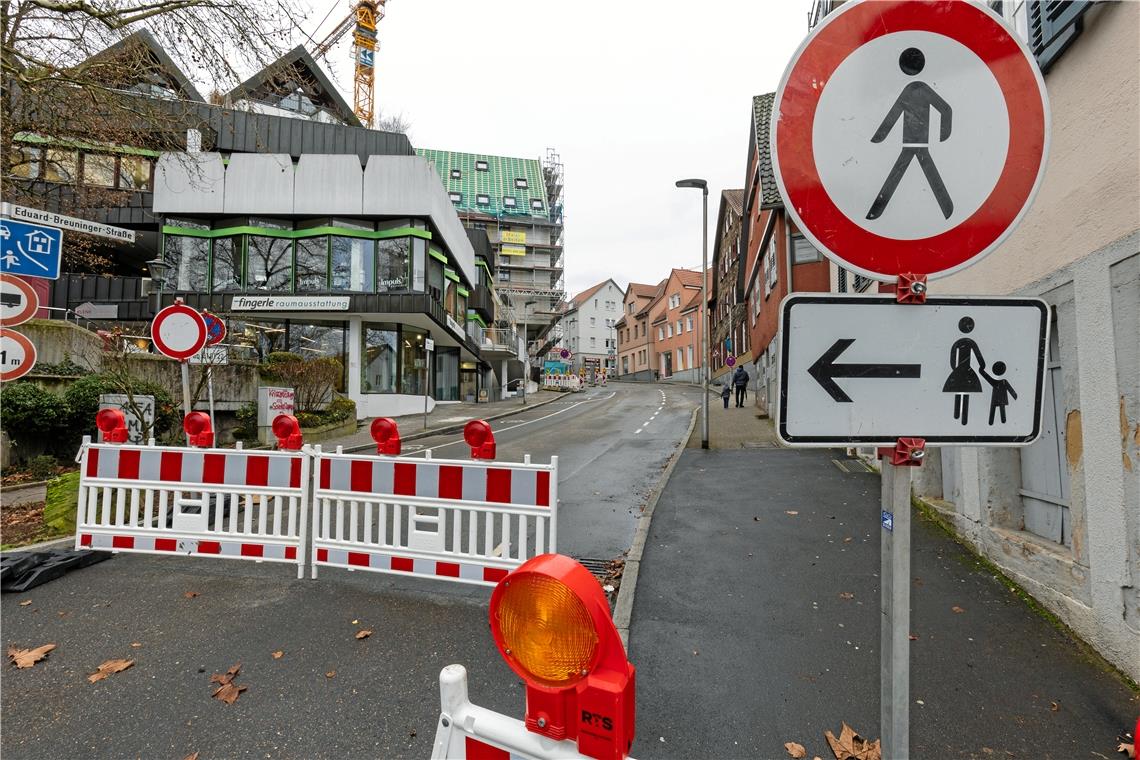 Backnanger Hauptader außer Betrieb In einem Jahr wird dieser Bereich der Eduard-Breuninger-Straße ganz anders aussehen. Dann soll nicht nur die Straße von der Kreissparkasse bis zur sogenannten Engelkreuzung fertig saniert, sondern auch das Großprojekt Kronenhöfe abgeschlossen sein. Foto: A. Becher