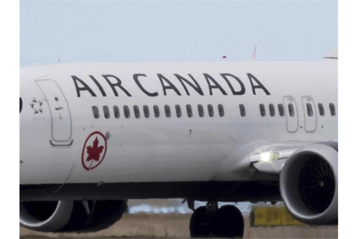 Schlafende Passagierin an Bord vergessen In einem kanadische Fluggesellschaft Air Canada wurde eine schlafende Frau vom Personal nach der Landung übersehen und anschließend in der Maschine eingeschlossen. Foto: Darryl Dyck/Symbol