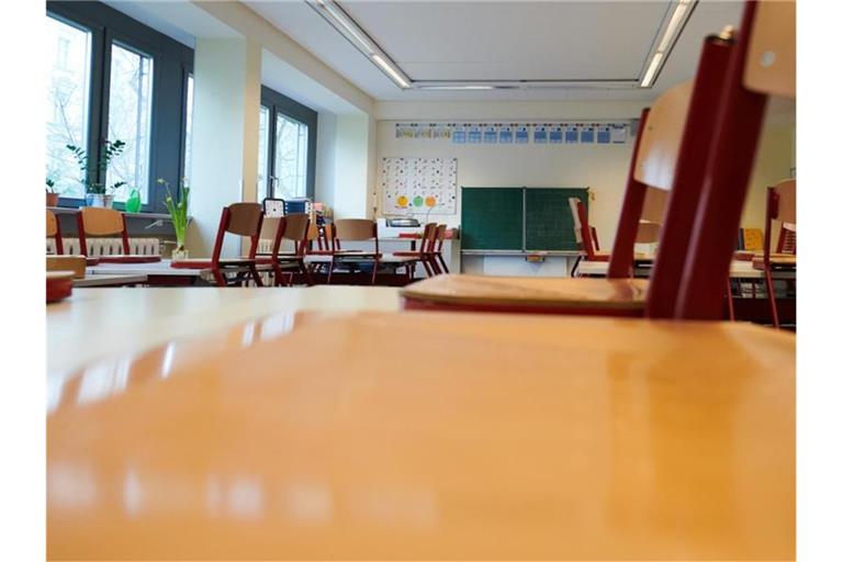 In einem Klassenzimmer sind die Stühle auf die Tische gestellt. Foto: Annette Riedl/dpa/Archivbild