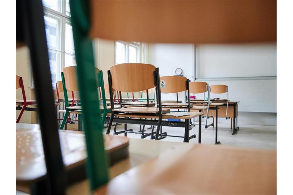 In einem Klassenzimmer stehen die Stühle auf den Tischen. Foto: Annette Riedl/dpa/Symbolbild