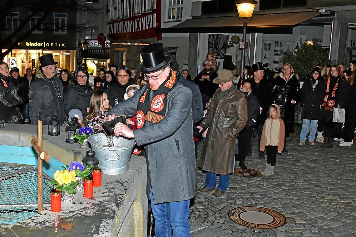 In einem kleinen Waschzuber werden die Geldbeutel gründlich ausgewaschen. Foto: Tobias Sellmaier