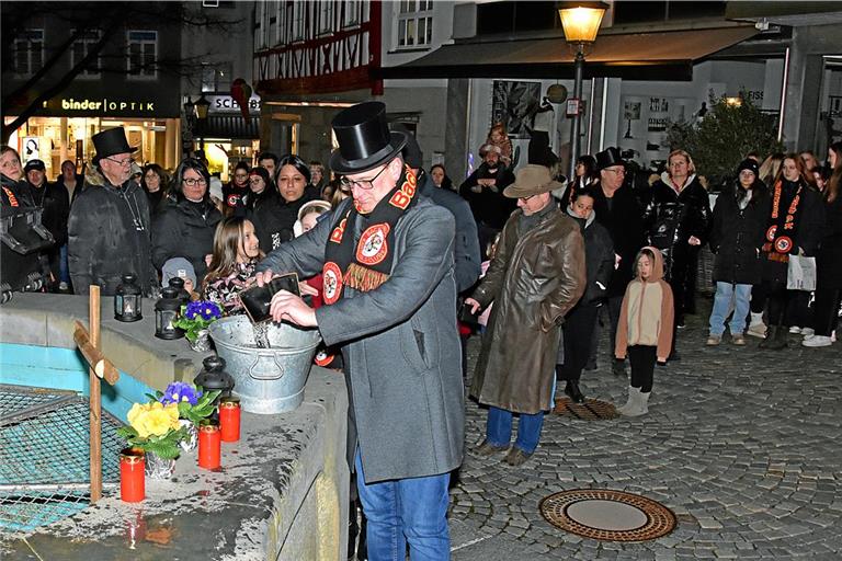 In einem kleinen Waschzuber werden die Geldbeutel gründlich ausgewaschen. Foto: Tobias Sellmaier