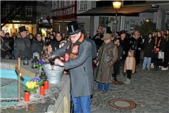 In einem kleinen Waschzuber werden die Geldbeutel gründlich ausgewaschen. Foto: Tobias Sellmaier