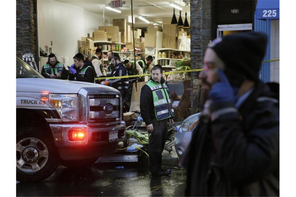 Festnahme nach Angriff auf jüdischen Laden mit fünf Toten In einem koscheren Supermarkt nahe New York wurden bei einem Angriff drei Menschen getötet, zudem wurden die beiden Angreifer von der Polizei erschossen. Foto: Seth Wenig/AP/dpa