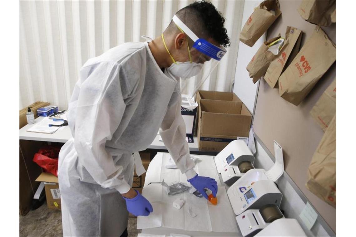 Corona-Pandemie in Brasilien spitzt sich weiter zu In einem Krankenhaus in Phoenix (US-Bundesstaat Arizona) werden Corona-Tests verarbeitet. Foto: Ross D. Franklin/AP/dpa