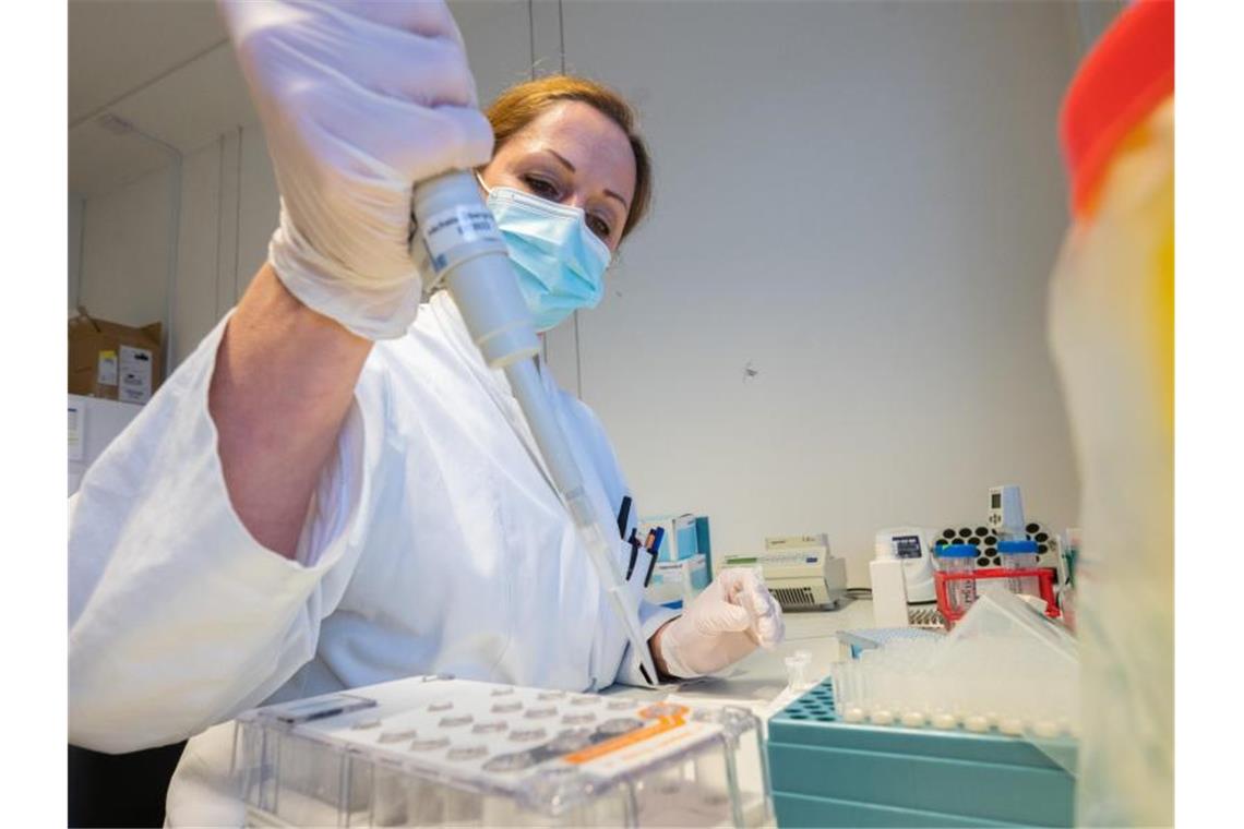 In einem Labor in Hannover werden positive PCR-Tests sequenziert: Es wird nach Corona-Varianten gesucht. Foto: Julian Stratenschulte/dpa
