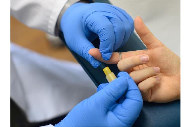 In einem Labor wird von einer Patientin Blut für einen HIV-Test entnommen. Foto: Klaus-Dietmar Gabbert/dpa
