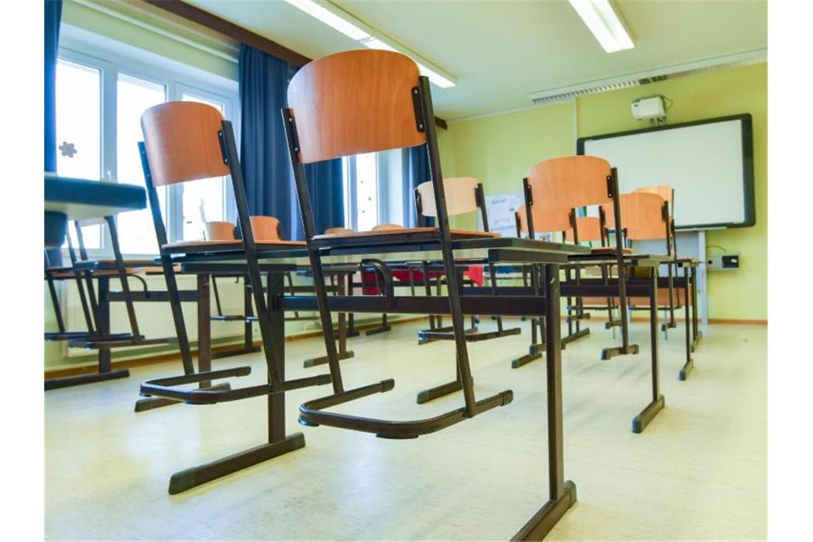 In einem leeren Unterrichtsraum an einer Schule sind die Stühle auf einen Tisch gestellt. Foto: Patrick Pleul/dpa-Zentralbild/dpa/Symbolbild