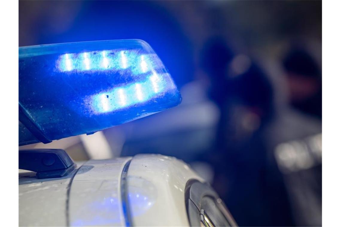 In einem Mehrfamilienhaus in Lüneburg wurde eine tote Frau entdeckt. (Symbolbild). Foto: Stefan Sauer/dpa