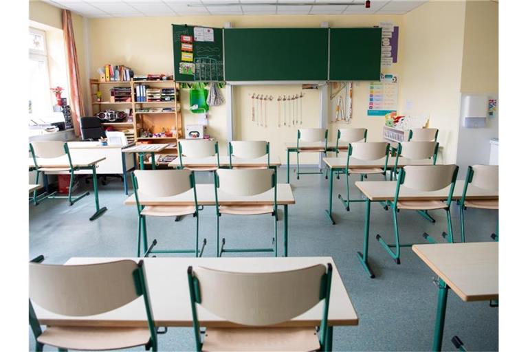 In einem menschenleeren Klassenraum einer Grundschule sind die Stühle hochgestellt. Foto: Sina Schuldt/dpa