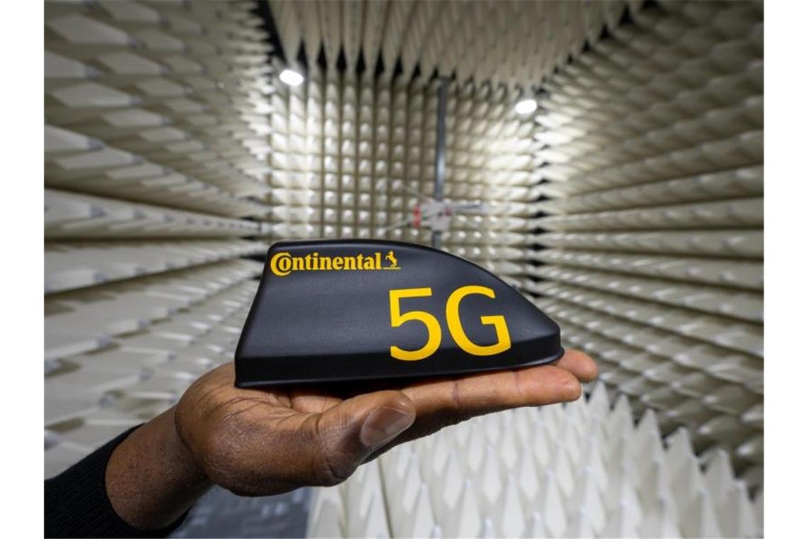 In einem Messraum wird die Funktion eines intelligenten Antennenmoduls mit 5G Transceiver überprüft. Foto: Armin Weigel/dpa