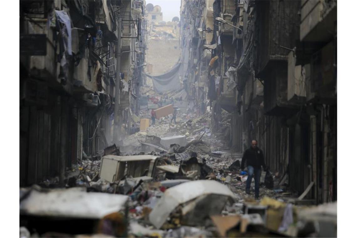 Hoffen auf humanitären Korridor: Und was kommt danach? In einem östlichen Stadtteil von Aleppo fliehen Menschen vor dem Krieg (Archivbild). Foto: Hassan Ammar/AP/dpa