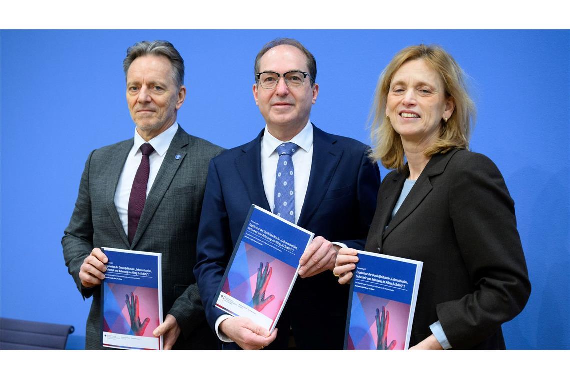 In einem Punkt waren sich Bundesinnenminister Alexander Dobrindt (CSU), Bundesfamilienministerin Karin Prien (CDU) und BKA-Präsident Holger Münch einig: Die Anzeigequote bei Gewalt durch Partner ist zu niedrig.