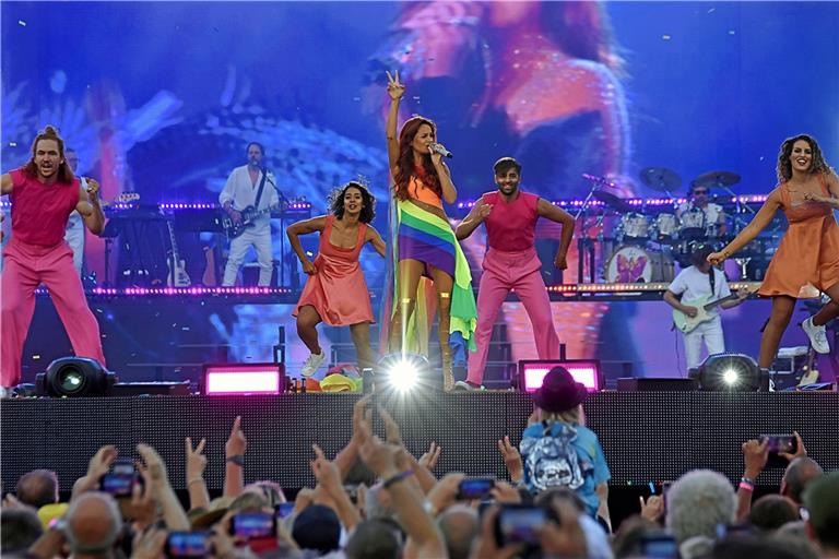 In einem Regenbogenkleid hat Andrea Berg heute Abend die Bühne betreten. Foto: Tobias Sellmaier