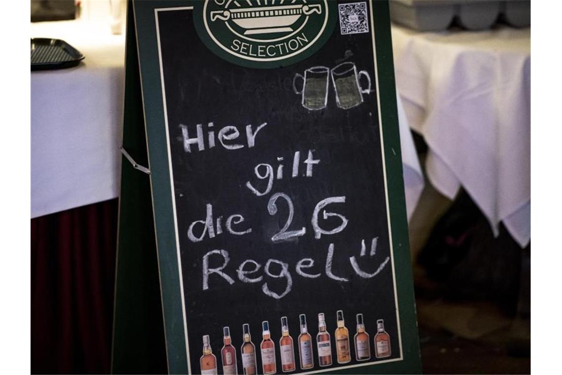 In einem Restaurant am Kurfürstendamm in Berlin wird auf die geltende 2G-Regel hingewiesen. Foto: Fabian Sommer/dpa