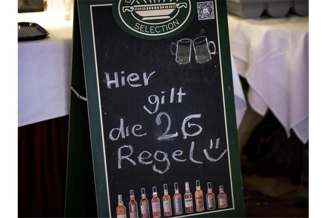 Ampel-Partner schärfen Corona-Kurs nach In einem Restaurant am Kurfürstendamm in Berlin wird auf die geltende 2G-Regel hingewiesen. Foto: Fabian Sommer/dpa