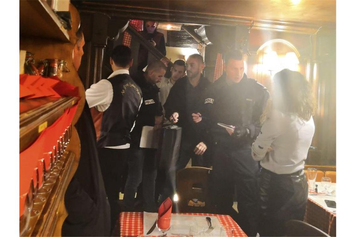 Straßburger Angreifer rief laut Zeugen „Allahu Akbar“ In einem Restaurant in der Nähe des Tatorts unterhalten sich Polizisten mit Augenzeugen. Foto: Milja Rämö/Lehtikuva