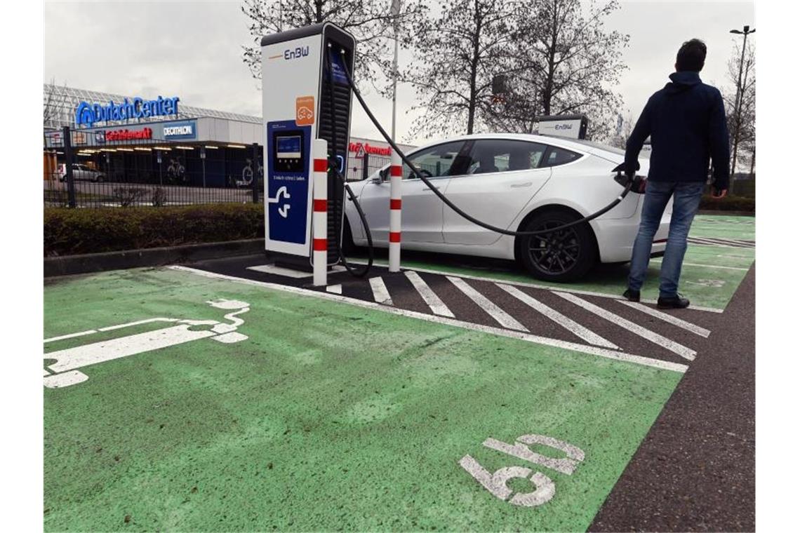 In einem Schnellladepark für E-Autos des Energiekonzerns EnBW am Durlach Center, einem Einkaufszentrum, wird ein Auto aufgeladen. Foto: Uli Deck/dpa