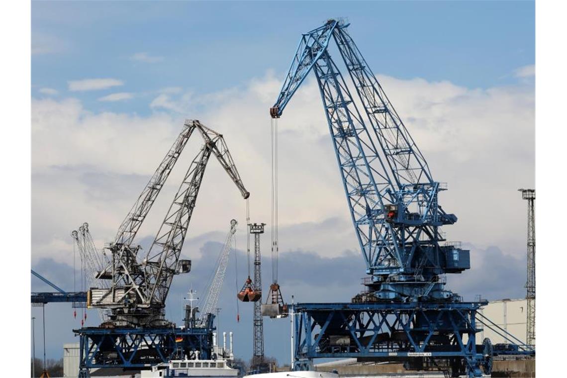 Dämpfer für deutsche Industrie: Weniger Aufträge im August In einem Seehafen an der Ostsee wird ein Schiff mit Kränen abgefertigt. Foto: Bernd Wüstneck/dpa-Zentralbild/dpa