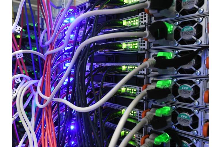 In einem Serverraum in einem Rechenzentrum des Internetdienstanbieters 1&1 am Standort Karlsruhe führen Kabel zu Servern. Foto: Uli Deck/dpa