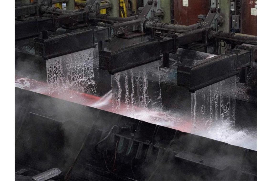 In einem Stahlwerk im kanadischen Sault Ste. Marie steigt Dampf über heißem Stahl auf. Foto: Justin Tang/The Canadian Press/AP
